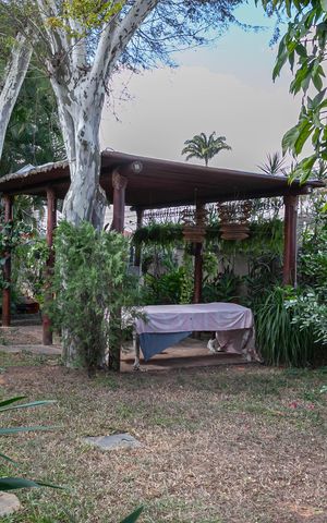 Casa à venda com 1832m², 4 quartos e 6 vagas Casa à venda com 1832m², 4 quartos e 6 vagasQuintal