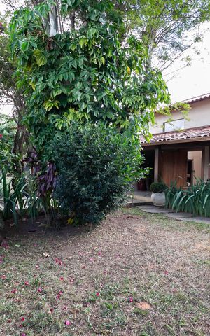 Casa à venda com 1832m², 4 quartos e 6 vagas Casa à venda com 1832m², 4 quartos e 6 vagasFachada
