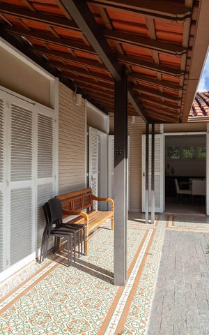 Casa à venda com 1832m², 4 quartos e 6 vagas Casa à venda com 1832m², 4 quartos e 6 vagasQuintal