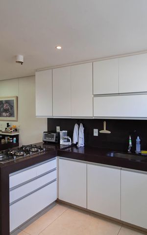 Casa à venda com 1832m², 4 quartos e 6 vagas Casa à venda com 1832m², 4 quartos e 6 vagasCozinha