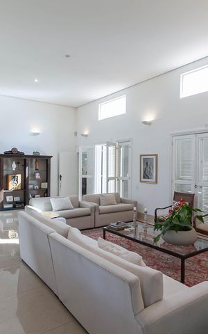 Casa à venda com 1832m², 4 quartos e 6 vagas Casa à venda com 1832m², 4 quartos e 6 vagasSala 1