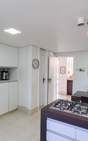 Casa à venda com 1832m², 4 quartos e 6 vagas Casa à venda com 1832m², 4 quartos e 6 vagasCozinha