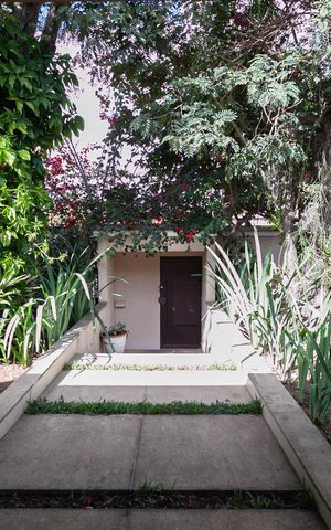 Casa à venda com 1832m², 4 quartos e 6 vagas Casa à venda com 1832m², 4 quartos e 6 vagasEntrada