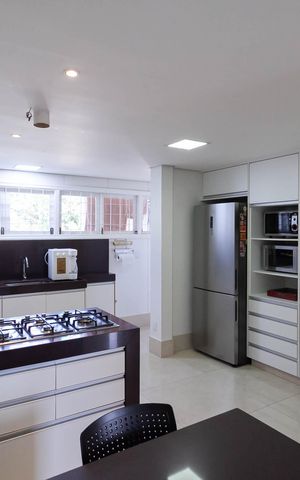 Casa à venda com 1832m², 4 quartos e 6 vagas Casa à venda com 1832m², 4 quartos e 6 vagasCozinha
