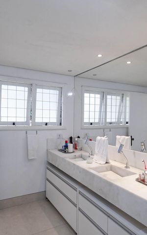 Casa à venda com 1832m², 4 quartos e 6 vagas Casa à venda com 1832m², 4 quartos e 6 vagasBanheiro da suíte