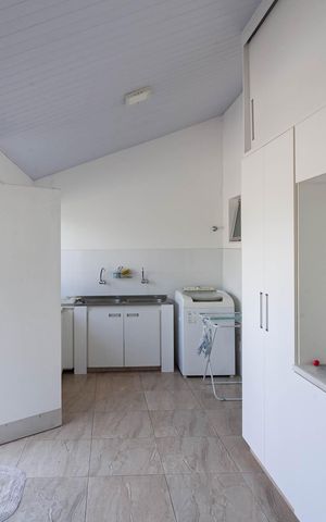 Casa à venda com 1832m², 4 quartos e 6 vagas Casa à venda com 1832m², 4 quartos e 6 vagasÁrea de serviço