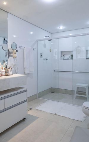 Casa à venda com 1832m², 4 quartos e 6 vagas Casa à venda com 1832m², 4 quartos e 6 vagasBanheiro da suíte