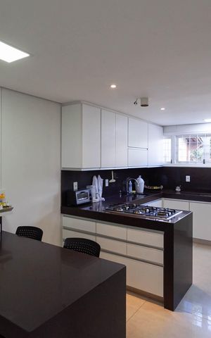 Casa à venda com 1832m², 4 quartos e 6 vagas Casa à venda com 1832m², 4 quartos e 6 vagasCozinha