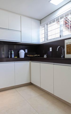 Casa à venda com 1832m², 4 quartos e 6 vagas Casa à venda com 1832m², 4 quartos e 6 vagasCozinha