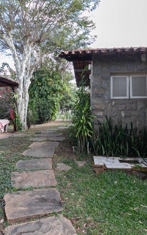 Casa à venda com 1832m², 4 quartos e 6 vagas Casa à venda com 1832m², 4 quartos e 6 vagasQuintal