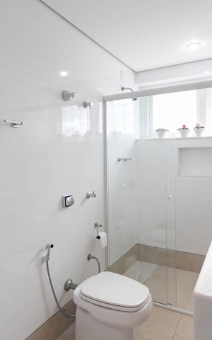 Casa à venda com 1832m², 4 quartos e 6 vagas Casa à venda com 1832m², 4 quartos e 6 vagasBanheiro social