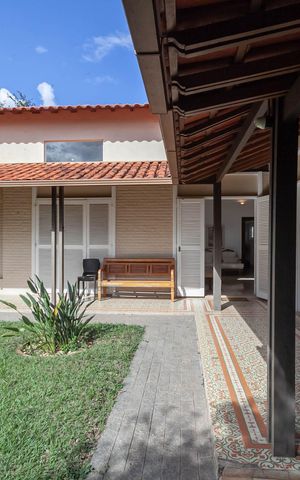 Casa à venda com 1832m², 4 quartos e 6 vagas Casa à venda com 1832m², 4 quartos e 6 vagasQuintal