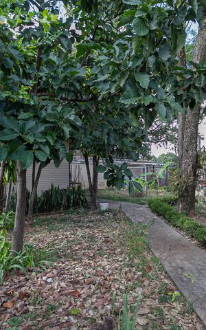 Casa à venda com 1832m², 4 quartos e 6 vagas Casa à venda com 1832m², 4 quartos e 6 vagasQuintal