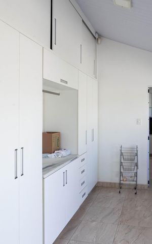 Casa à venda com 1832m², 4 quartos e 6 vagas Casa à venda com 1832m², 4 quartos e 6 vagasÁrea de serviço