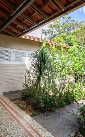Casa à venda com 1832m², 4 quartos e 6 vagas Casa à venda com 1832m², 4 quartos e 6 vagasQuintal