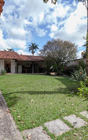 Casa à venda com 1832m², 4 quartos e 6 vagas Casa à venda com 1832m², 4 quartos e 6 vagasQuintal
