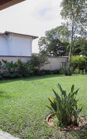 Casa à venda com 1832m², 4 quartos e 6 vagas Casa à venda com 1832m², 4 quartos e 6 vagasQuintal