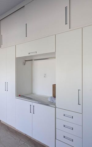 Casa à venda com 1832m², 4 quartos e 6 vagas Casa à venda com 1832m², 4 quartos e 6 vagasÁrea de serviço