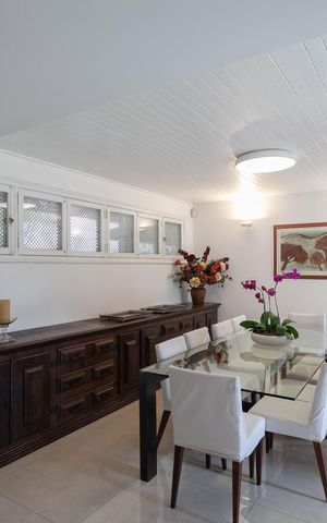 Casa à venda com 1832m², 4 quartos e 6 vagas Casa à venda com 1832m², 4 quartos e 6 vagasSala de jantar