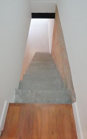 Casa à venda com 130m², 2 quartos e 1 vagaEscada