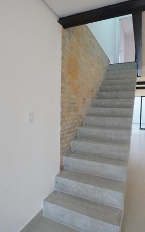 Casa à venda com 130m², 2 quartos e 1 vagaEscada