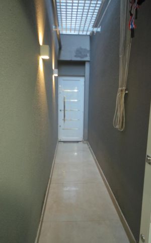 Casa à venda com 150m², 2 quartos e 2 vagasCorredor lateral 