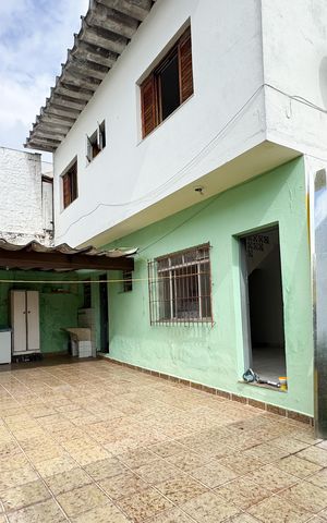 Casa à venda com 2700m², 4 quartos e 2 vagas Casa à venda com 2700m², 4 quartos e 2 vagasÁrea de Serviço