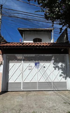 Casa à venda com 250m², 4 quartos e 2 vagas Casa à venda com 250m², 4 quartos e 2 vagasFachada + Placa