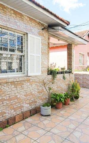 Casa à venda com 300m², 5 quartos e 2 vagas Casa à venda com 300m², 5 quartos e 2 vagasÁrea externa