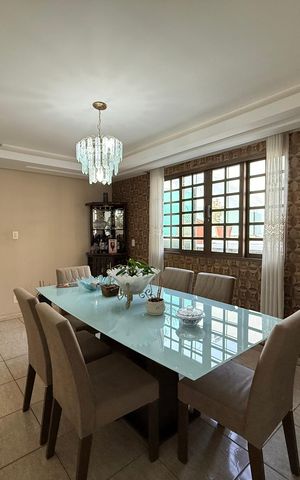 Casa à venda com 639m², 5 quartos e 4 vagasSala