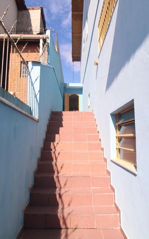 Casa para alugar com 140m², 3 quartos e 2 vagasEscada para fundos da casa
