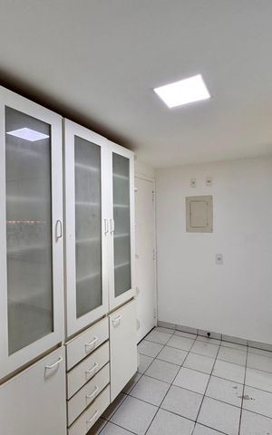 Apartamento para alugar com 172m², 4 quartos e 2 vagas Apartamento para alugar com 172m², 4 quartos e 2 vagasCozinha e Área de Serviço