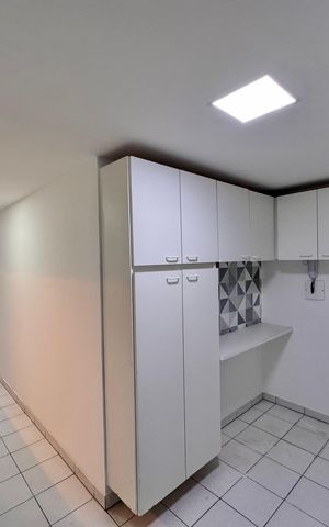 Apartamento para alugar com 172m², 4 quartos e 2 vagas Apartamento para alugar com 172m², 4 quartos e 2 vagasCozinha e Área de Serviço