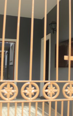 Casa à venda com 210m², 3 quartos e sem vagaFachada com placa QuintoAndar