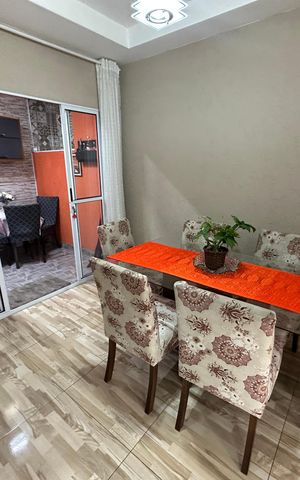 Casa à venda com 110m², 3 quartos e 2 vagas Casa à venda com 110m², 3 quartos e 2 vagasSala