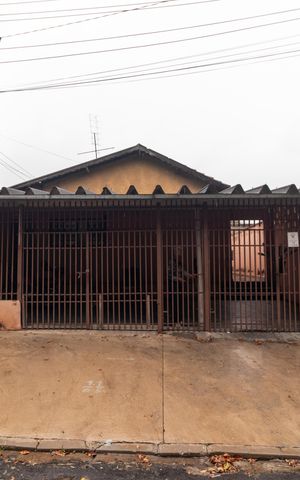 Casa à venda com 250m², 3 quartos e 1 vaga Casa à venda com 250m², 3 quartos e 1 vagaFachada
