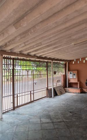 Casa à venda com 250m², 3 quartos e 1 vaga Casa à venda com 250m², 3 quartos e 1 vagaGaragem