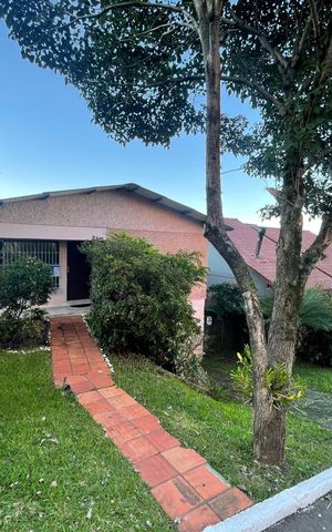 Casa à venda com 136m², 3 quartos e 2 vagas Casa à venda com 136m², 3 quartos e 2 vagasFachada