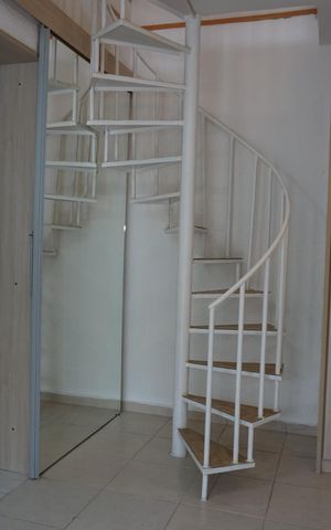 Casa para alugar com 220m², 4 quartos e 5 vagasEscada