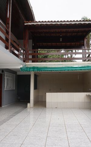 Casa para alugar com 220m², 4 quartos e 5 vagasQuintal