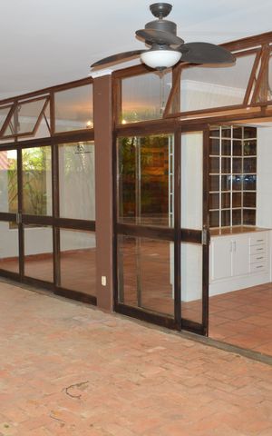 Casa de condomínio para alugar com 256m², 5 quartos e 4 vagasÁrea externa