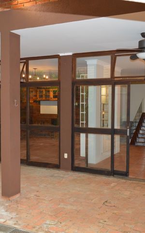 Casa de condomínio para alugar com 256m², 5 quartos e 4 vagasÁrea externa