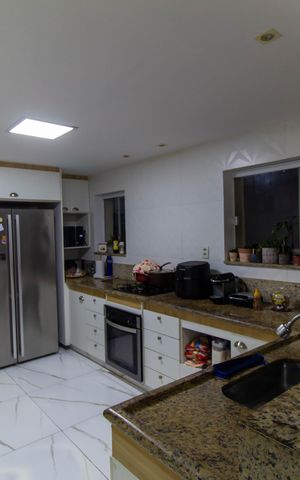 Casa à venda com 200m², 3 quartos e 1 vaga Casa à venda com 200m², 3 quartos e 1 vagaCozinha e Área de Serviço