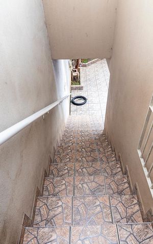 Casa à venda com 90m², 2 quartos e 2 vagasEscada