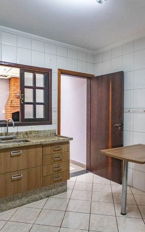 Casa à venda com 90m², 3 quartos e 2 vagas Casa à venda com 90m², 3 quartos e 2 vagasCozinha