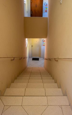 Casa para alugar com 55m², 2 quartos e 1 vaga Casa para alugar com 55m², 2 quartos e 1 vagaEscada