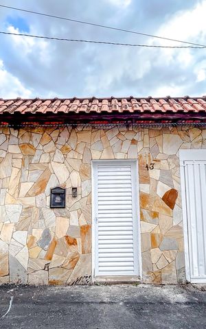 Casa para alugar com 145m², 2 quartos e 2 vagasFachada com Plaquinha