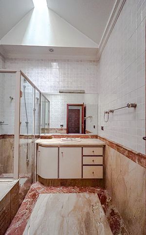 Casa à venda com 670m², 5 quartos e 6 vagasBanheiro da Suíte 2