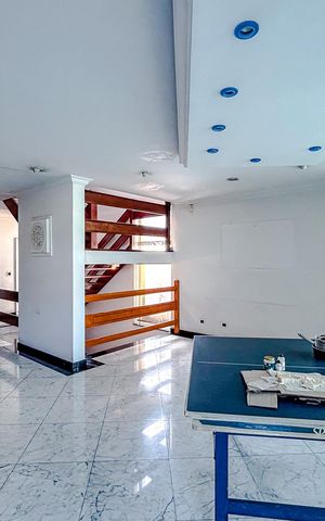 Casa à venda com 670m², 5 quartos e 6 vagasSala