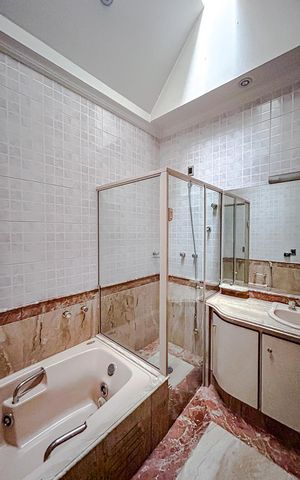 Casa à venda com 670m², 5 quartos e 6 vagasBanheiro da Suíte 2